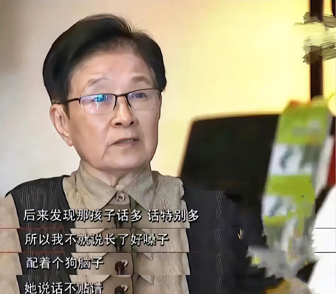 那英唯一不敢骂的人：恩师谷建芬！谷建芬曾经当众揭那英的短，她说那英“话特别多，长了好嗓子，却配了一个狗脑子，说话不靠谱，还特别爱管闲事”。
 
那英为什么不敢反击，一方面老师把她分析得很透彻，另一方面谷老师很权威。
 
那英向来个性鲜明，遇到争议时也不总是沉默，可面对恩师谷建芬当面点出的性格问题，她
