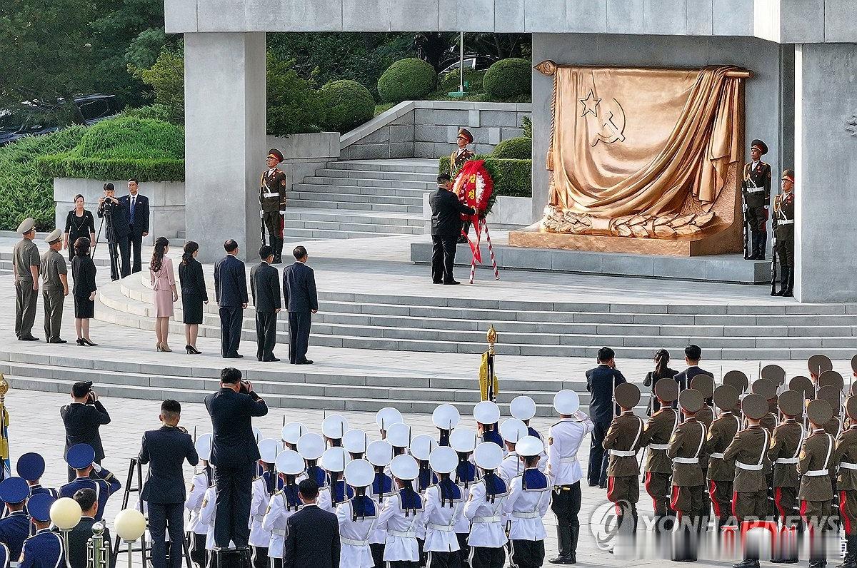 【朝俄借“祖国解放”81周年彰显友好关系】据朝中社15日报道，朝鲜国务委员会委员长金正恩14日在祖国解放（韩国称光复节）81周年前夕，参谒解放塔悼念阵亡苏军，强调朝俄关系韧性。#朝鲜[超话]##金正恩##朝俄关系##俄朝关系# ​