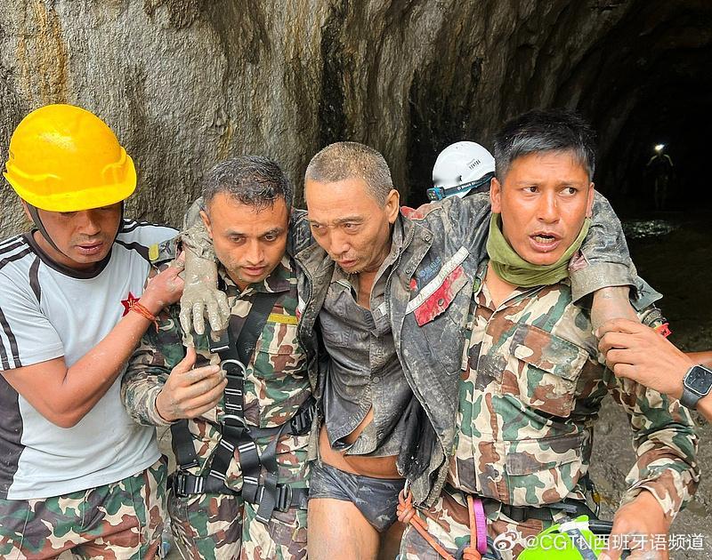 【Ciudadano chino es rescatado de planta hidroeléctrica golpeada por avalancha de lodo en Nepal】El 5 de septiembre, equipos de auxilio nepalíes rescataron a un ciudadano chino de una planta hidroeléctrica golpeada por la letal avalancha de lodo en Nepal, según confirmó la Embaja ​