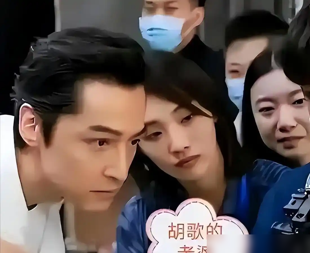 胡歌亲口承认，自己当爹当得很失败。拍《繁花》那大半年，他泡在剧组，家里全靠老婆黄曦宁一个人死扛。孩子半夜哭、换尿布、喂奶，全是她。胡歌说，自己连平衡家庭四个字都不配提。
最扎心的是，有天早上他出门拍戏，黄曦宁抱着女儿说亲爸爸一下，孩子直接扭头躲开了。那一下，胡歌说自己站在门口愣了好几秒。
女儿小