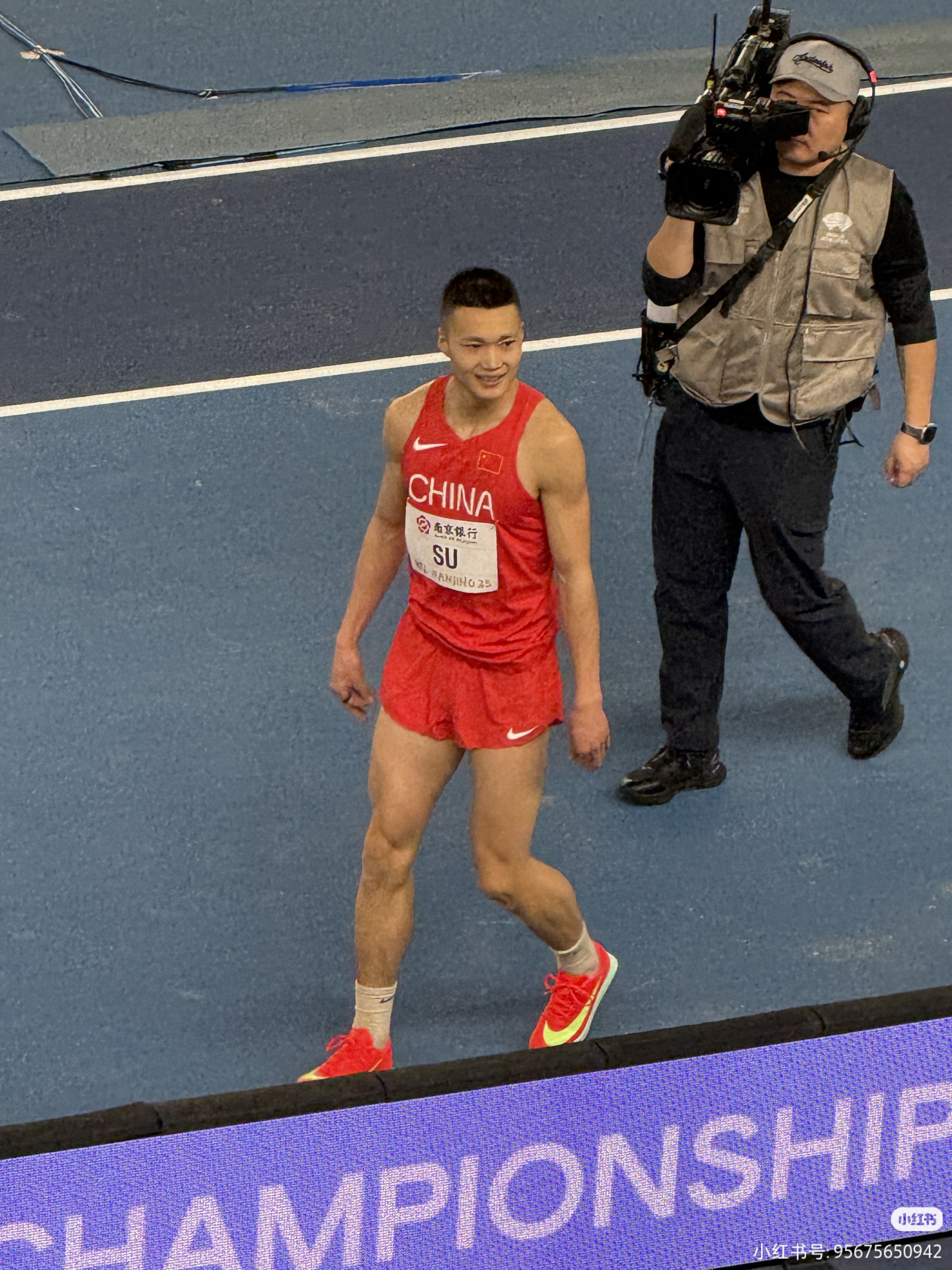 17米42！雨夜这一跃，中国选手打破尘封36年的亚运纪录
名古屋亚运会男子三级跳远决赛，中国选手粟文跃出了17米42！
这一跳，直接打破了封存36年的亚运会纪录。原纪录是邹四新在1990年北京亚运会上创下的17米31。36年，整整几代运动员的期盼，今夜被粟文在雨夜里画上了句点。
回望这场赛事，过程远