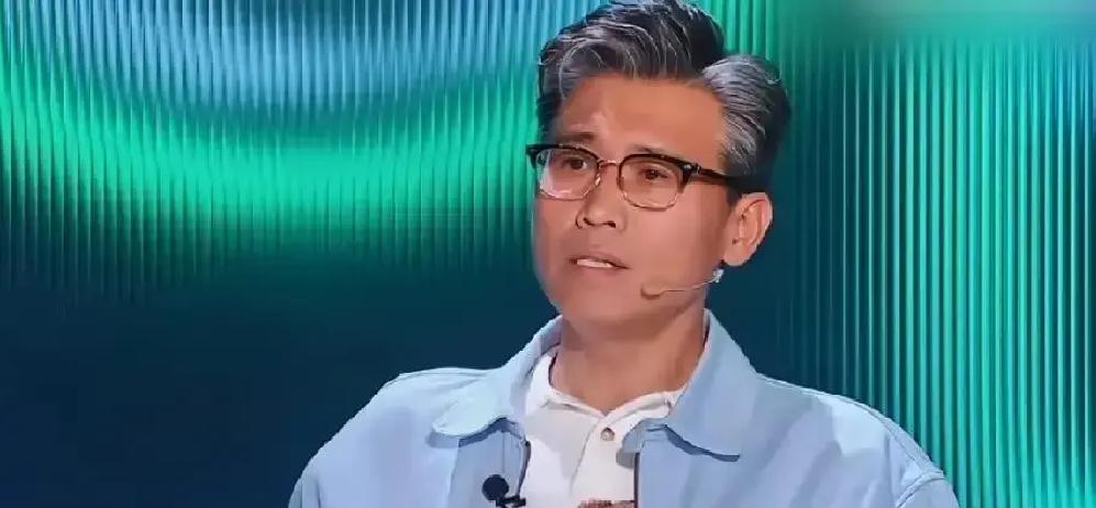 51岁的老戏骨李乃文在后台跟黄渤唠嗑，忍不住大倒苦水：自己都年过半百的人了，亲妈居然还隔三岔五查他账。
追着问那句全天下长辈通用的口头禅：“兜里钱到底够不够花？”
旁边黄渤听完乐得不行，当场接茬补刀：你可千万别回“够”，你要是敢说够花，老太太下一句保准是“那怎么不给我打点”？
这茬听着像段子，