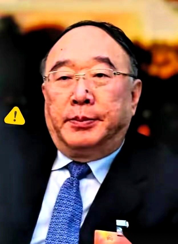 翻看那些被非法网贷逼到绝境的案子，最刺眼的永远是这一串数字：
有人为了应急借了三千块钱，到账先被扣掉好几百“服务费”，仅仅逾期了一天，违约金和罚息就一层层往上翻，不到半年时间，三千块直接滚成了好几万。
那些随处弹出来的“零门槛、秒到账、不用查征信”，从一开始就没打算让人体面地还钱。
陷进去的人，绝大