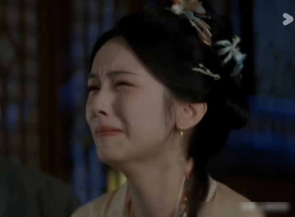 周也被骂上热搜，就因为一场哭戏。抿着嘴，眼泪在眼眶里打转，死活不掉下来。网友说用力过猛，粉丝说这是隐忍。
翻开她的履历，你会发现一个有意思的事。《少年的你》里演魏莱，阴冷恶女，一眼看穿，全网叫好。到了《一瓯春》，演个背着杀母之仇、寄人篱下的大小姐，哭都不敢出声，反而被群嘲。
导演李宏宇说过，她早