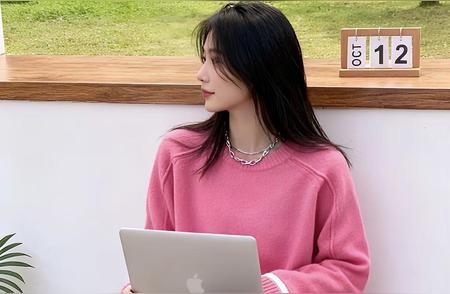 初秋的风有点凉，她在店里一眼看中那件慵懒风毛衣。软糯的毛线，宽松的版型...