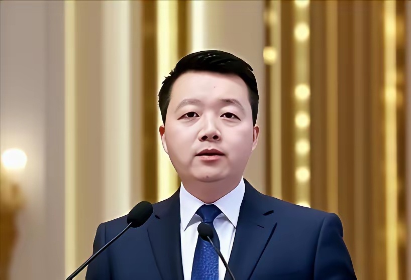罗鸿提议取消私生子女继承权，舆论炸锅了！
​近日，时事评论员罗鸿公开发声，强烈建议立法取消非婚生子女的法定继承权，这话刚传到网上，直接就炸了锅，两边网友各执一词，吵得热火朝天。
​罗鸿的核心逻辑很直白：婚外生育本身就违背公序良俗，要是还让非婚生子女和婚生子女平起平坐分遗产，等于变相 ​