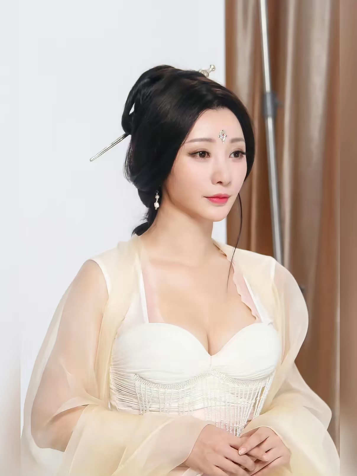 这是不是柳岩？装扮有点像古时大户人家的“乳娘”。如果真是她，在她这个年纪还在停留在靠“露”的赛道，那是对自己职业规划的错误认知。柳岩还是有一点点演技的，可惜被好身材给耽误了，到了该沉淀的岁月，就不应该再被肉体所束缚。