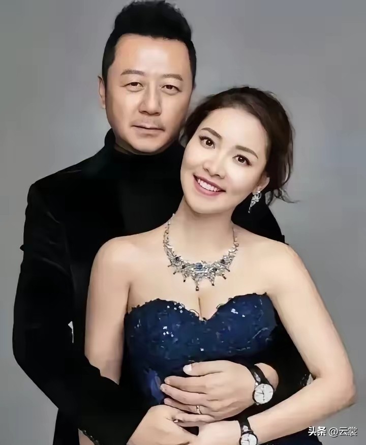 从照片相貌来看，郭涛更像是一位父亲，之所以这样想，是因为他俩整整差了17岁，李燃中传播音专业，漂亮大方，一看就是“旺夫相”。