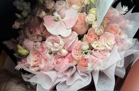 人家的副驾不是小哥哥就是黑丝小姐姐，我的副驾要么就是花 要么就是包