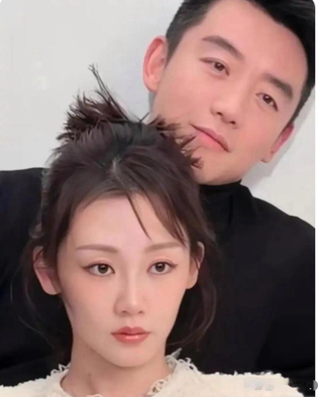 郑恺最近在节目里聊到苗苗的易孕体质，那表情，又逗又无奈的。他说“基本不做措施就中”，怀老大那会儿两人才在一起一个月就有了。三年抱仨，二胎三胎隔得特别近。这事在网上议论挺多的，有人担心苗苗身体吃不消，从《芳华》里的女神变成围着三个孩子转的妈妈怕她太累。但郑恺的做法挺暖心的，把公司搬 ​