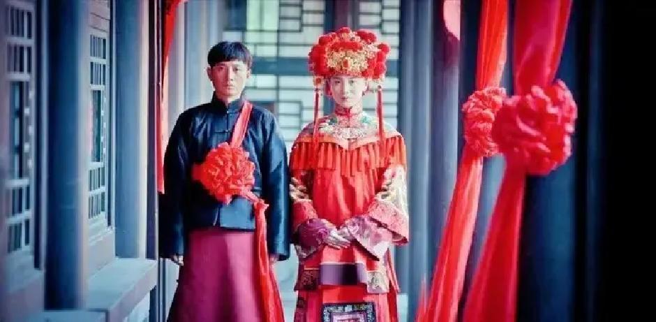 1916年新婚夜，于凤至对张学良放了句大实话：“汉卿，你在外头有多少人，我不管，但别把她们带回大帅府。”这话听着敞亮，可谁能想到，婚后没多久，张学良就因为两个女人把这誓言抛到了脑后。
 
张学良掀了盖头，于凤至抬眼看他。他嘴角撇了撇，转身去倒酒。
 
“爹定的。”他灌了一口。
 
于凤至没接话，伸手