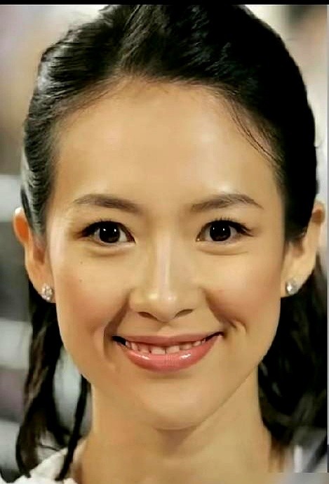 章子怡那张双下巴的金色礼服生图全网疯传，满屏都在嘲笑她终于垮了。

网友忙着截屏放大她眼角的纹路，感叹岁月无情。结果反转来得猝不及防。人家根本不是发福，是为了新戏硬生生给自己塞了20斤肉。

为了演一个被生活按在地上摩擦的单亲妈妈，她把下颌线吃没了。红毯上的疲惫感，全是还没褪去的角色血肉。对比现在那
