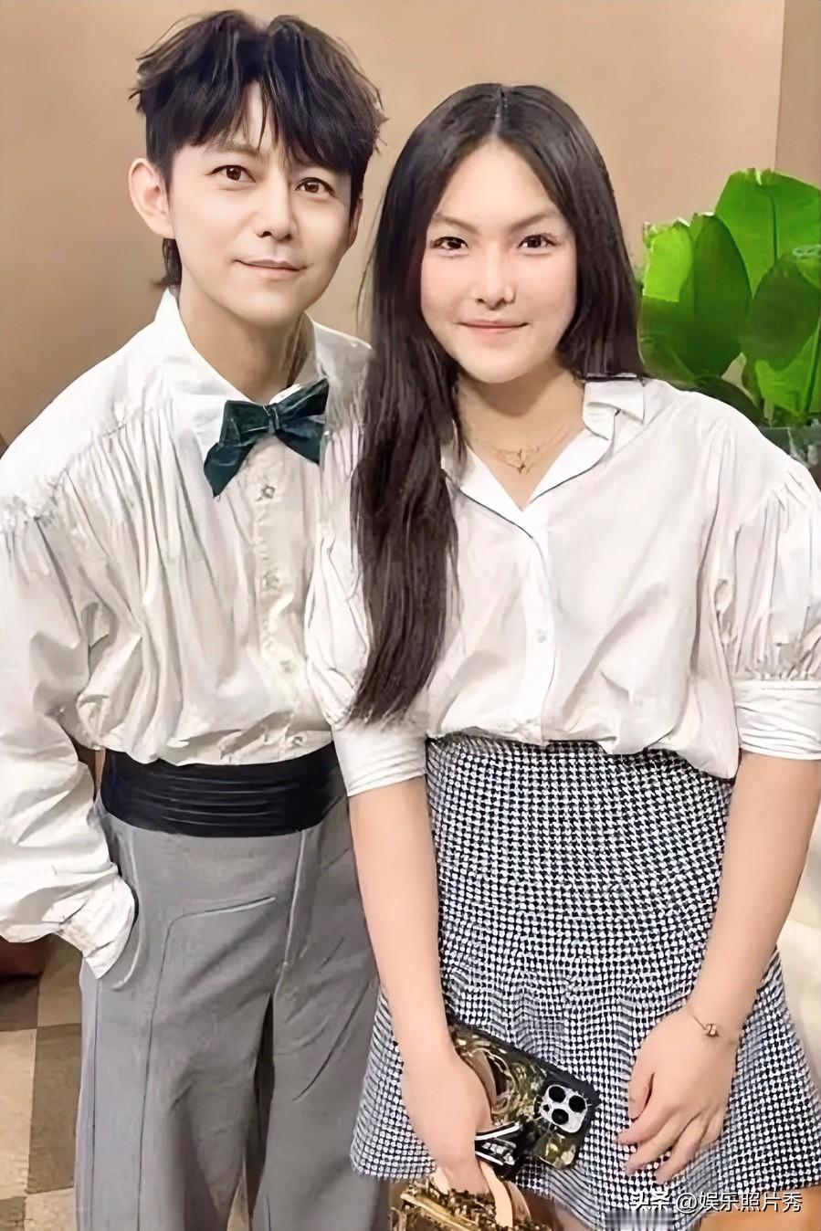 何炅和她气质很“搭”，她没有遗传妈妈的颜值，但气质上自带“贵气”！

她披肩长发，穿着白色衬衣，一手拿着手机和金色包包，举止稳重得体！就是颜值不出众，和何炅真看不出是两代人！

以前何炅和李湘搭档《快乐大本营》真是很经典，观众缘特别好！俩人互相配合的非常默契！不知道会不会以后带她做主持人呢？

大家