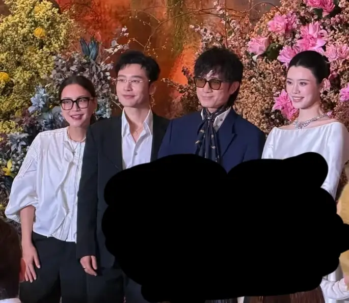 这两张照片里的古巨基最让我意外，前不久的大湾区音乐会上还像吃了防腐剂似的状态绝佳，在这里却明显看着苍老了不少。脸颊像是发福了，皮肤也带着轻微的松弛，一眼看去就是四五十岁的模样，甚至还不如身旁的黄晓明显得年轻。