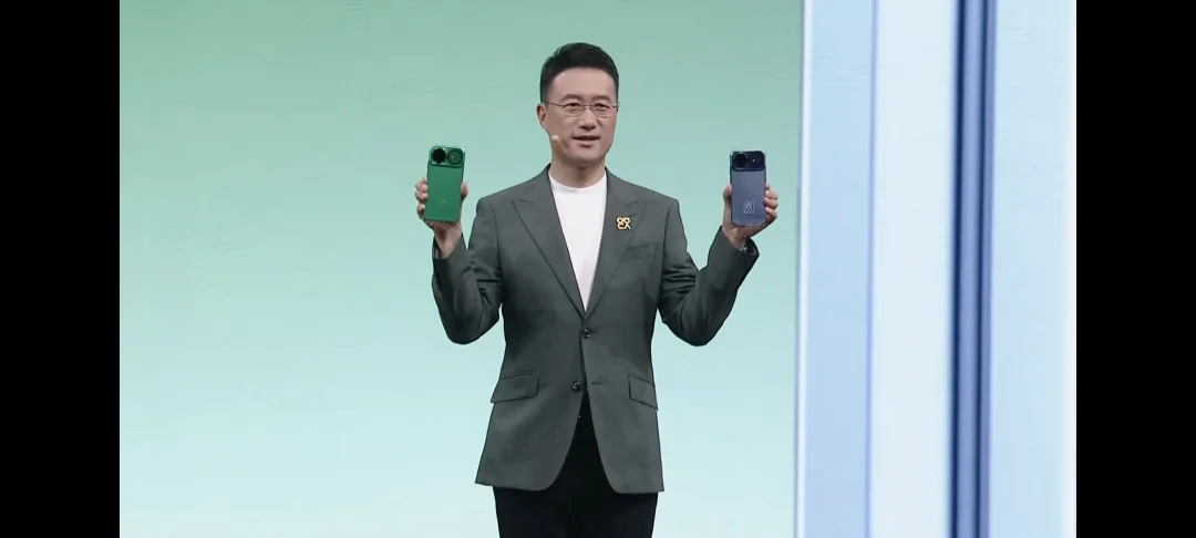 无奖竞猜，他手上这俩多钱？