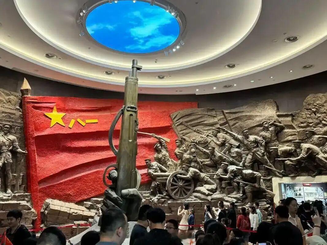 【南昌起义：一个年轻政党在黎明前的抉择】1927年春夏，蒋介石、汪精卫...