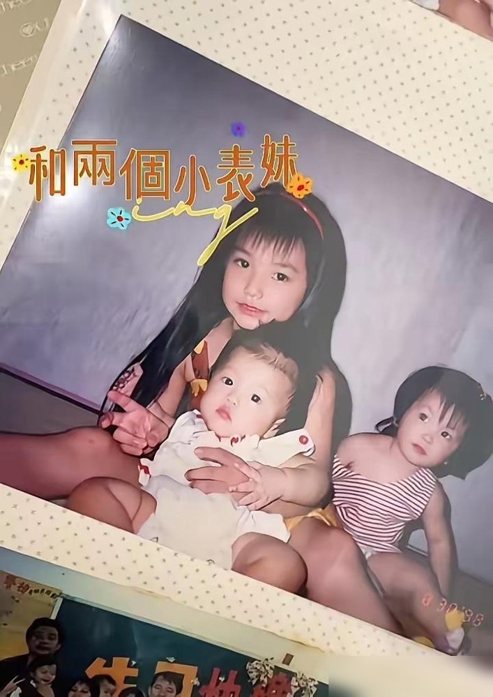 汪小菲被朋友告状了，说看见他带个辣妹在打球。马筱梅一听时间地点，乐了。那辣妹就是她自己。当天穿了条百褶裙，扣个遮阳帽，跟她平时打扮完全两码事，熟人愣是没认出来。乌龙闹得挺大。
网友顺手扒了她童年照，说撞脸汪宝。再一深挖，家里开茶庄的，从小没缺过钱。嫁了汪小菲，天天被盯着问什么时候生二胎。她直播里回