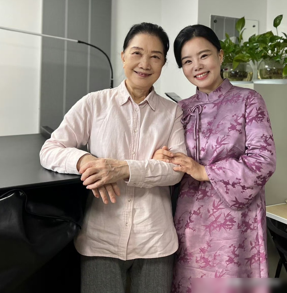 唱《忐忑》的龚琳娜，和国家队大青衣雷佳，竟是同一个老太太教出来的！
台下坐着85岁的邹文琴教授，教出的徒弟能吓死人：吴碧霞、雷佳、龚琳娜，甚至韩红，全是一派宗师，风格没一个重样。
普通名师总喜欢量产模子，这老太太偏不。当年龚琳娜心浮气躁，老太太劈头盖脸一句话：你到底要走娱乐，还是要搞艺术？生生把
