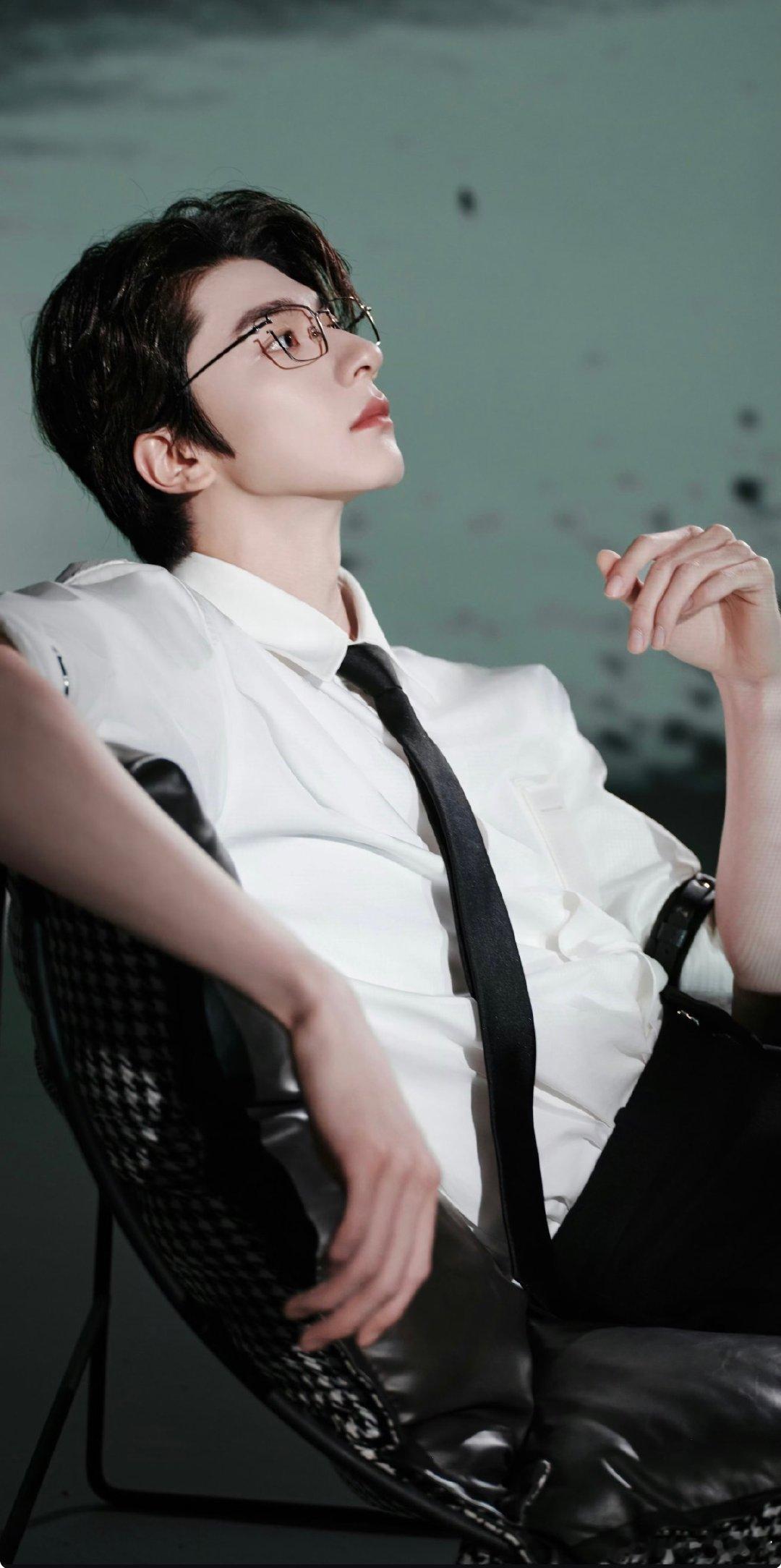 #升咖最快的男星#
感觉娱乐圈的男星升咖特别快，不管是主角还是配角，演技好加上帅脸就很引流涨粉，相反来说，内🐟对女明星就很苛刻，长得漂亮的嫌演技差，演技也好就觉得性格不好，稍微扒一下女星的生活细节又这里那里不合格，有一种吹毛求疵的感觉。
男明星们应该像女明星看齐，内卷起来！ ​