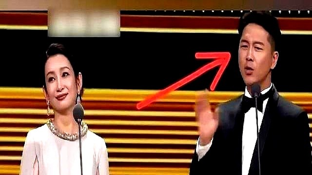 提名片刚播完，秦海璐顺嘴就来了一句：“海璐姐，确定没我，再放一遍也没有我。”

接着她又接上一句“咱们看看提名的到底有谁”，话音刚落自己先笑了声“不对了”。

台下当时眼看就要冷场。

王雷扭头直接一句自嘲，台下瞬间笑成一片，顺顺当当把话头接了过去。

秦海璐自己早就拿过飞天奖，不抢戏、不端着，敢说