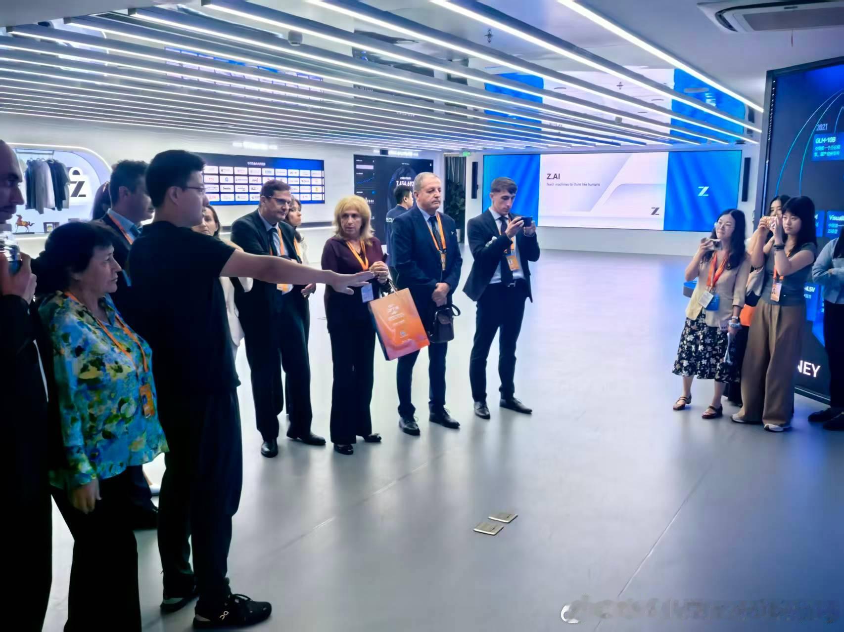 【保加利亚工业园区和投资合作部级研讨班利用“北京日”投资促进考察线路赴智谱华章开展交流】9月11日下午，保加利亚工业园区和投资合作部级研讨班一行20人参加2026年中国国际服务贸易交易会（以下简称“服贸会”）“北京日”投资考察活动，走进北京智谱华章科技有限公司（以下简称“智谱AI”）开展考 ​