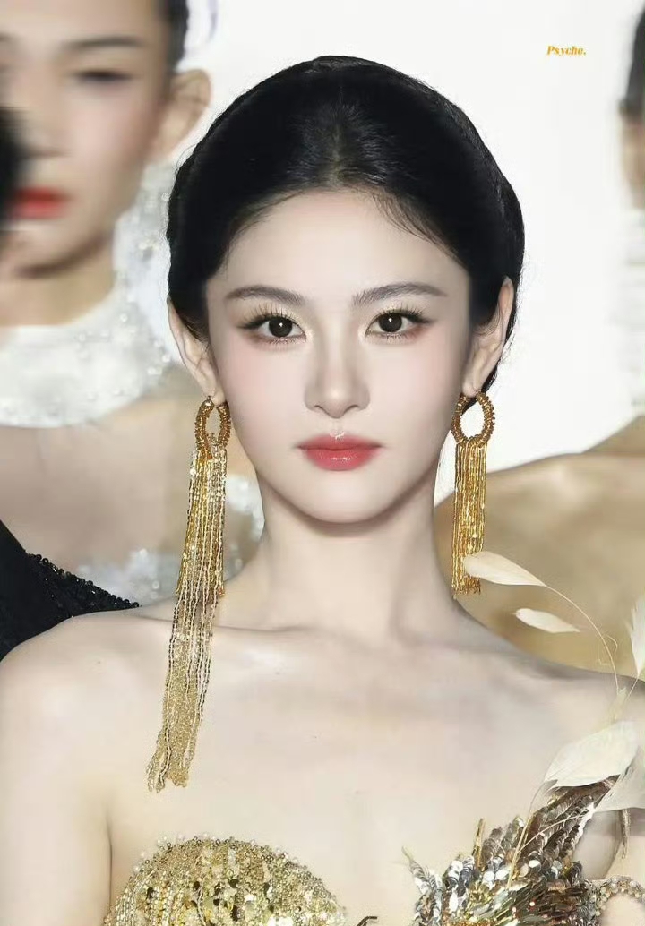赵晴现在是真的变得很美了，以前颧骨部位比较突出，所以影响了她的精致度，本身的五官底子非常优越，而且还是个高妹，她演技的问题眼神比较木，现在看来好像也提升了不少，真的是流量花预备役。