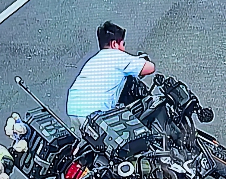 12岁男孩不慎撞倒价值4万摩托车，尝试扶车27次；车主：不要赔偿，送他一套试卷，