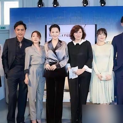 许晴和小S同框，差距全写在脸上，一个在演自己，一个在演别人。
小S全程绷着，表情管理、肢体动作、说话音量，哪哪都透着“我要撑住场子”的劲儿。越用力，越露怯。
再看许晴，57岁，往那儿一站，旗袍裹着，不争不抢，眼神软塌塌地看你，你就挪不开眼。
她在《如梦之梦》里演顾香兰，从45岁演到57岁，十三