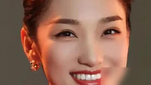 蓝羽又上热搜了，央视六套那个女主持。科班出身，原生长相，往台上一站就是稳。各大电影盛典串下来，愣是没出过一次错。
看看她这半年的活儿。8月百花奖开幕式，出道12年头一回主持，搭档黄渤。9月大湾区电影音乐晚会，跟胡歌容祖儿同台。10月《蓝羽会客厅》，对话闫妮叶童。
全是硬仗，全接住了。别人抢破头的