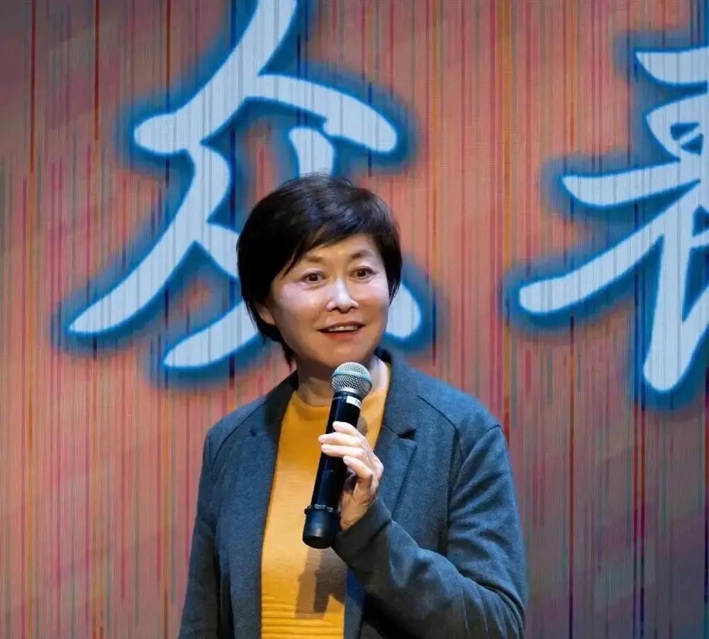 敬一丹走了，没买一个热搜，全网自发悼念了几百万条。曹可凡发了两次悼念微博，反被网友骂到关评论区。

网友说他悼念就悼念，非要塞自己一堆荣誉干什么。这是来给自己涨粉的。还有人骂他吃相难看。

敬一丹一辈子低调。退休后自己跑去博物馆写文章，没靠资历开节目捞钱。她搭档白岩松说她是最靠谱的伙伴。观众说她踏实