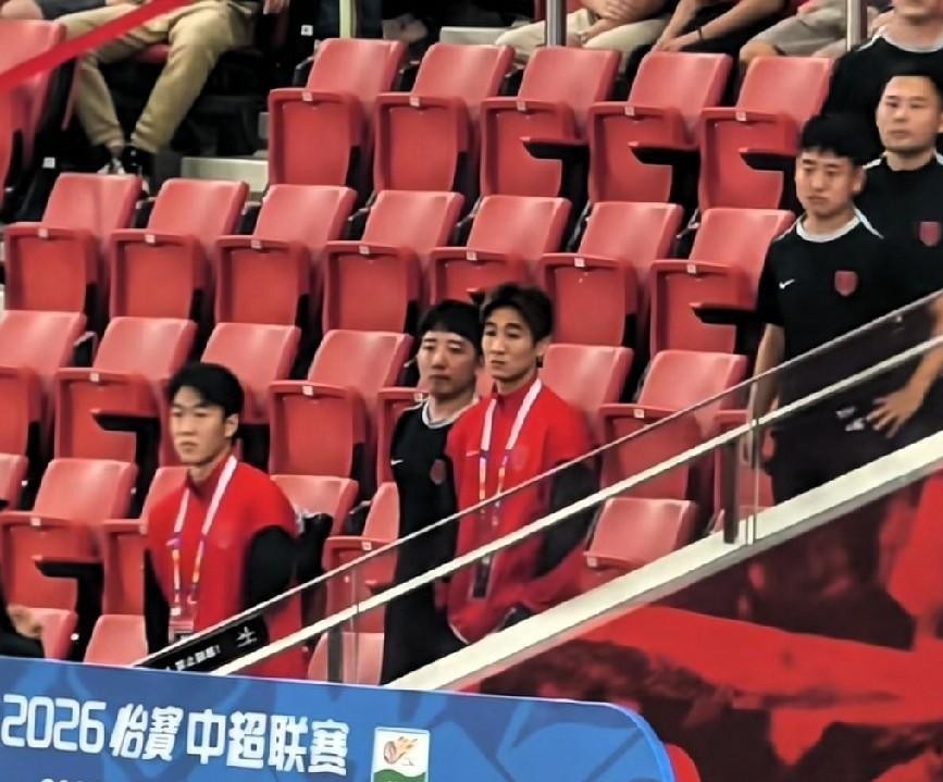 30岁的韦世豪交出10球8助攻的大腿级数据，转头却只能坐在看台上看着球队在争冠路上掉队。
成都蓉城最终续约了这位绝对核心，但很多球迷心里的疙瘩，哪是这一纸合同能解开的？
单赛季直接参与18个进球，助攻刷出个人职业生涯新高，甚至还上演过助攻帽子戏法。明眼人都清楚，没有韦世豪在前场的持球推进和最后一
