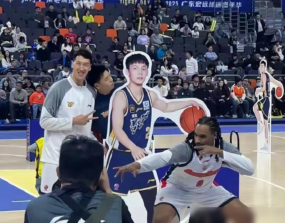杨鸣在直播间把桌子一拍，直言广东队外援“一个比一个贵”，朱芳雨的算盘...