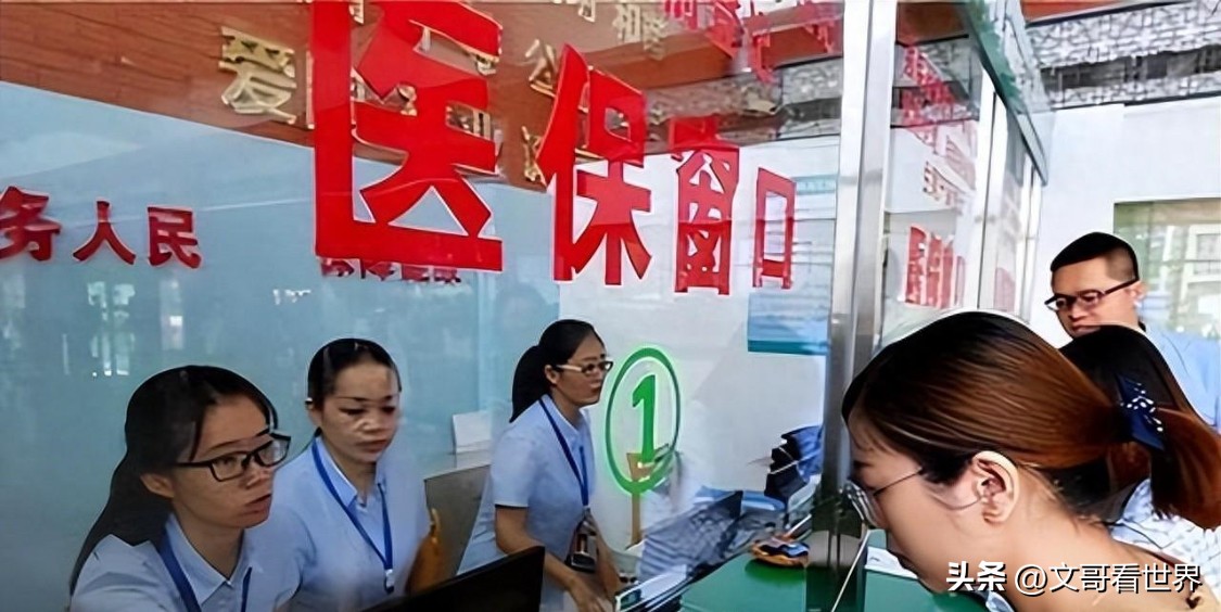 今天聊居民医保6年少8300万参保者的事，别被网上带节奏喊什么医保崩盘，咱们掏实话说三个核心真相。
第一，这8300万不全是主动弃保，过半都是挤水分和正常流动：早年全国医保系统不连通，跨省务工群体重复参保的无效数据就高达5600万，再加上近年新生儿数量下滑、青壮年进城入职转成职工医保，真正全额自费主