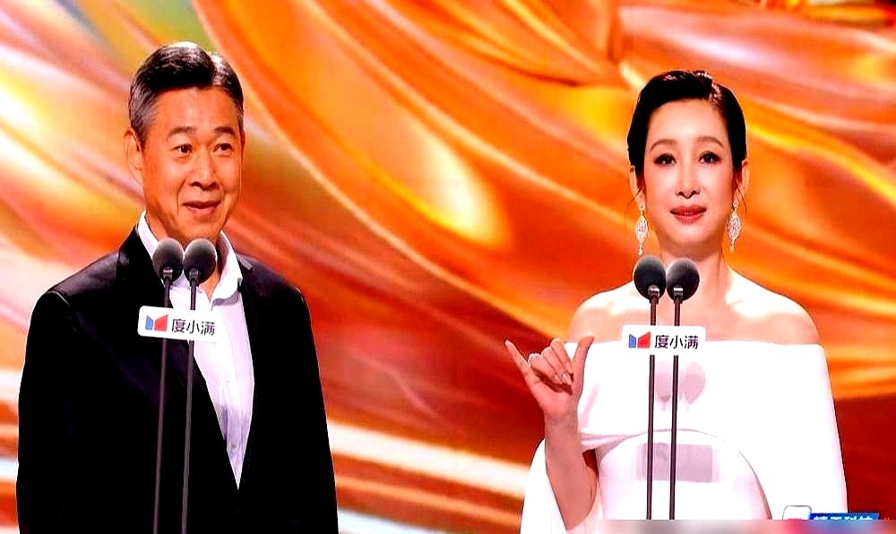 何炅一句话，把台下两个女演员的“老底”揭了个底朝天。

金鹰奖现场，何炅举着话筒点名许娣和吴越，调侃她俩在《我的前半生》里简直是“全球巡回吵架”。镜头一切，台下两人笑得前仰后合，全场掌声雷动。

这场连个滤镜都没有的对手戏，硬是靠嘴皮子和刀子般的眼神，撕开了中年女人的体面。网上二创播放量干到几十亿，