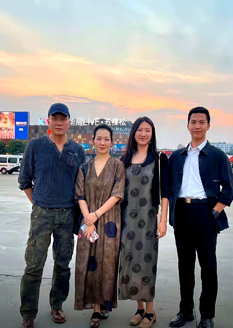 没穿礼服没凹造型，胡军一家四口往五棵松广场一站，给内娱上了一课。

路人手机直出，黄昏逆光。一家人全套日常私服，康康双手插兜，身板笔挺，胡军步子迈得从容，连个刻意找镜头的眼神都没有。

平时明星发合照，连头发丝都得精修。这家人倒好，把松弛感直接刻进骨头缝，全靠岁月熬出来的气场撑盘子。

拼到最后才明