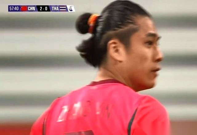 国足U23今天下午3比0拿下了泰国U23，直接挺进亚运会男足四强。
之前他们在小组赛3场比赛总共只进了2球，场均控球率惨到只有33%。
这场比赛打到2比0领先时，进攻核心张玉宁和王钰栋都还没有出场。
按普通球迷的经验看，这事确实透着新鲜。平时看球，大家最怕的就是打到淘汰赛。一到这种输了就回家的生死战