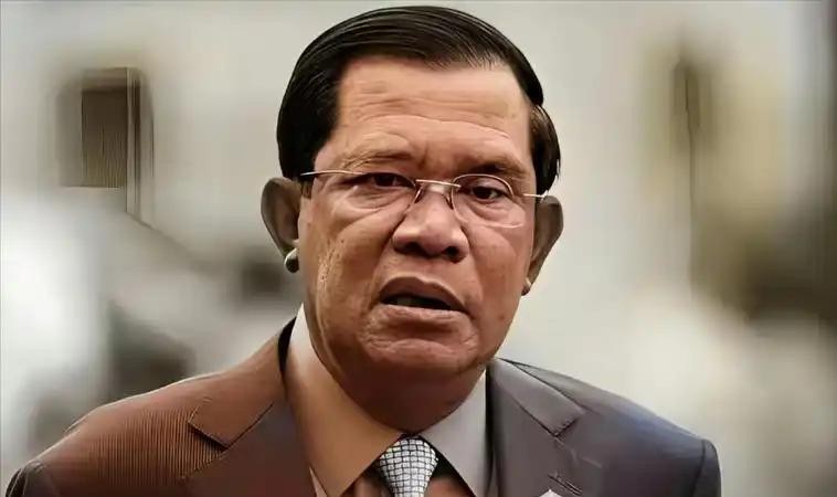 金边王宫的仪式厅里，洪森以代元首身份迎接到访的苏林，镜头扫过他胸前那枚参议院主席徽章。 三年前他把首相印章推到长子洪玛奈面前，说的是“接棒”，不是“交班”。 可日子一天天过，公文流转、人事任命，底下人已经习惯往新首相的办公室跑。 今年四月，北京手术室门口，洪森陪着西哈莫尼国王走进去，七十三岁的国王确