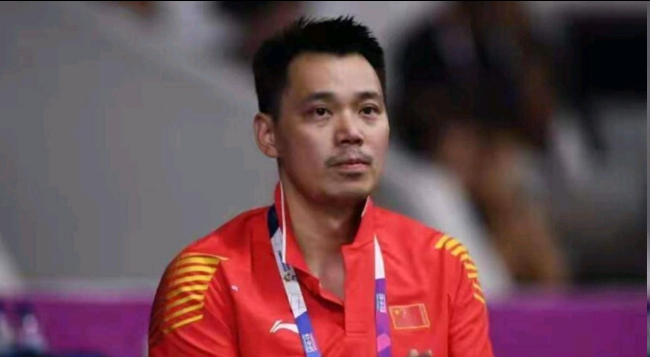 震惊！当年的国羽男单名将，现任的中国羽毛球协会副主席夏煊泽被查！8月31日，有关部门发布通告称，中国羽毛球协会副主席夏煊泽涉嫌严重违纪违法，正在接受调查。
消息刚弹出来的时候，我正翻着早年的羽球赛事集锦，手指悬在屏幕上半天没动。
身边追了二十多年国羽的老球友，平时群里聊球最积极，那天沉默了快半小时，