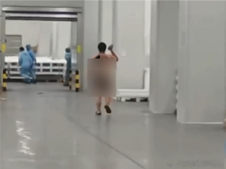 全网刷屏的车间裸奔事件反转了！涉事的瑞浦兰钧正式辟谣，网传说法全是谣言。

真相是：当事员工主动提离职，想当场办完所有手续走人，但流程需要时间，双方拉扯谈不拢，员工情绪彻底崩溃，才做出了过激举动。

根本没有限制如厕这回事，目前警方已经介入，事件也妥善处理完毕。

 ​