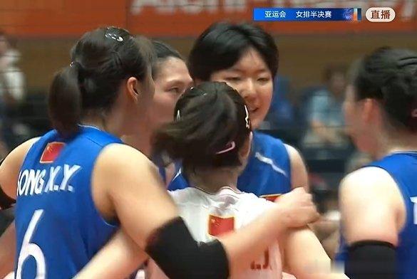 复仇之战！中国女排半决赛力克泰国，完成逆转圆梦亚运会 中国女排爱知名古屋亚运会女排半决赛，中国女排迎战泰国女排，一场万众期待的复仇大战如期上演。就在二十多天前，我们曾以2:3惜败泰国，留下遗憾。此番亚运赛场再度相遇，姑娘们憋着一股劲，稳扎稳打，拦防、进攻、一传全面在线，最终拿下这场半决赛，成功完成复仇。排球赛场，胜负总在轮转。上次失利暴露的问题，全队认真复盘打磨。今天站上赛场，每一次起跳拦网，每一次奋力扣杀，都是对过往遗憾的回应。女排精神，从来不是永远不败，而是输过之后，重新站回来，赢回来。跨过泰国这一关，挺进决赛，继续向着金牌发起冲击。期待决赛赛场，姑娘们继续绽放，续写荣光🇨🇳