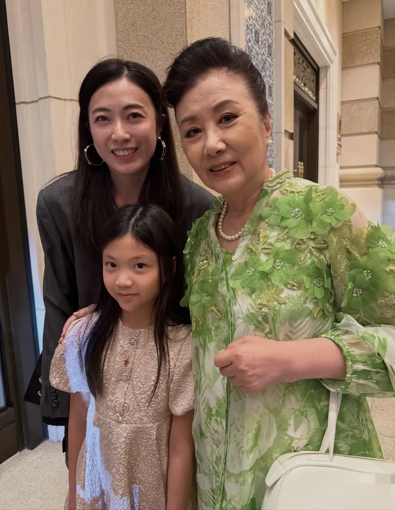 甘比跟梁安琪的友情维持得好久哦，以前一起玩，如今梁安琪儿子的答谢宴在澳门举办，甘比带着小女儿参加。以前的甘比还不是刘銮雄妻子的时候，其实很低调，也不被很多人认可，毕竟那时候的吕丽君受宠。
可是那时候的梁安琪就跟甘比走动，大家一起带娃，一起玩，这些年两个人的交集少了，还以为不是朋友了。可是何猷君奚梦瑶
