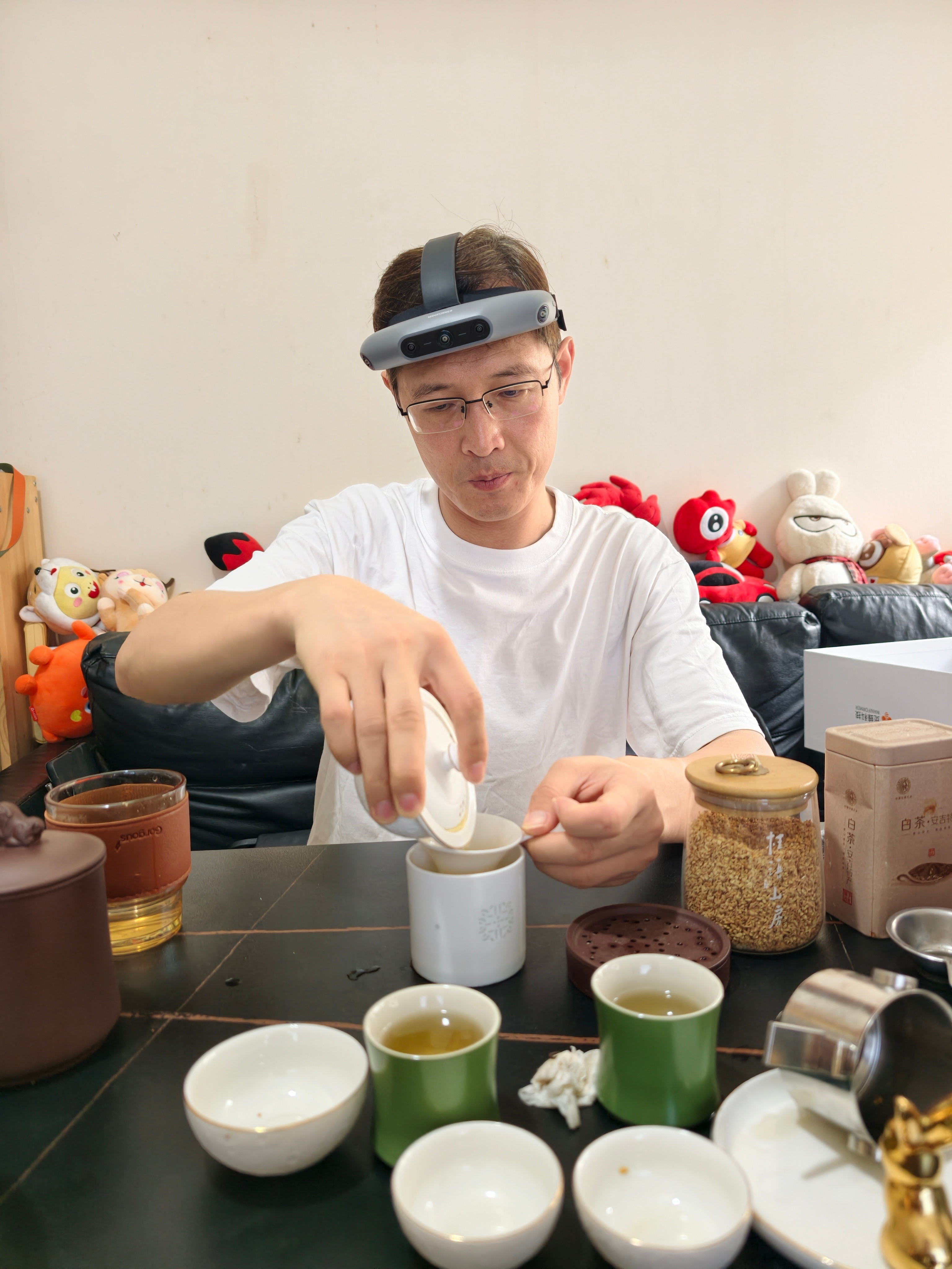 #数据采集# #人形机器人# 前段时间宏民接受了中国经营报的采访，谈了谈我体验一周数据采集众包平台的感受。

第一，大概背景情况，我是属于受邀体验的第一批用户，刚注册2周的时间，我一共采集了76分钟，平台审核确认的有效时长是66分钟，平台会审核扣除一些无效动作时长。

主要采集场景分别是快递拆 ​