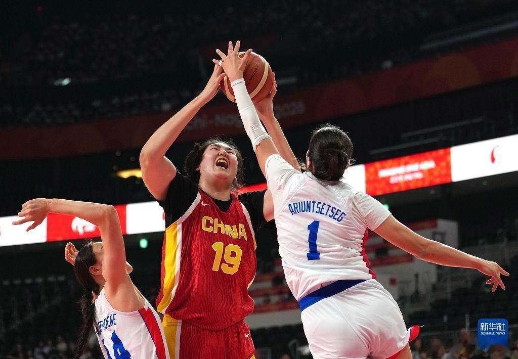 🏀亚运女篮1/4决赛｜中国女篮89-63击败蒙古，晋级四强。一场拿下，但过程暴露隐患。
 
首节球队慢热明显，蒙古女篮依靠外线连续三分咬住比分，单节仅领先1分。第二节才找到节奏，打出高强度防守，单节限制对手仅得5分，一举拉开分差。杨舒予全场高效砍下21分，进攻端贡献巨大，可惜比赛中脚踝受伤离 ​