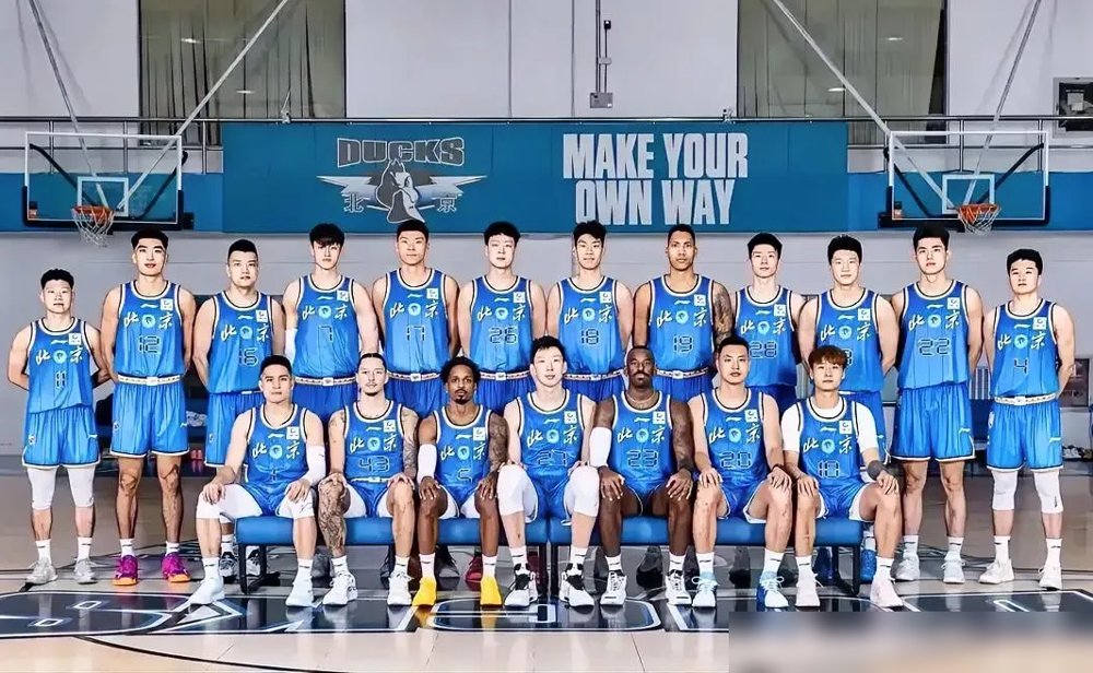 李楠就差把姜伟泽太难防写脸上了。
10月18日晚，北京首钢客场打吉林长白山恩都里，84比82，赢两分。布朗最后时刻三分绝杀，全场31分5篮板7助攻，数据不炸，但刀刀见血。
吉林这边姜伟泽也疯了，37分钟，29分6篮板6助攻。李楠赛后原话：对他防守不好。
真正险的是桑普森赛前训练崴脚，直接没打，