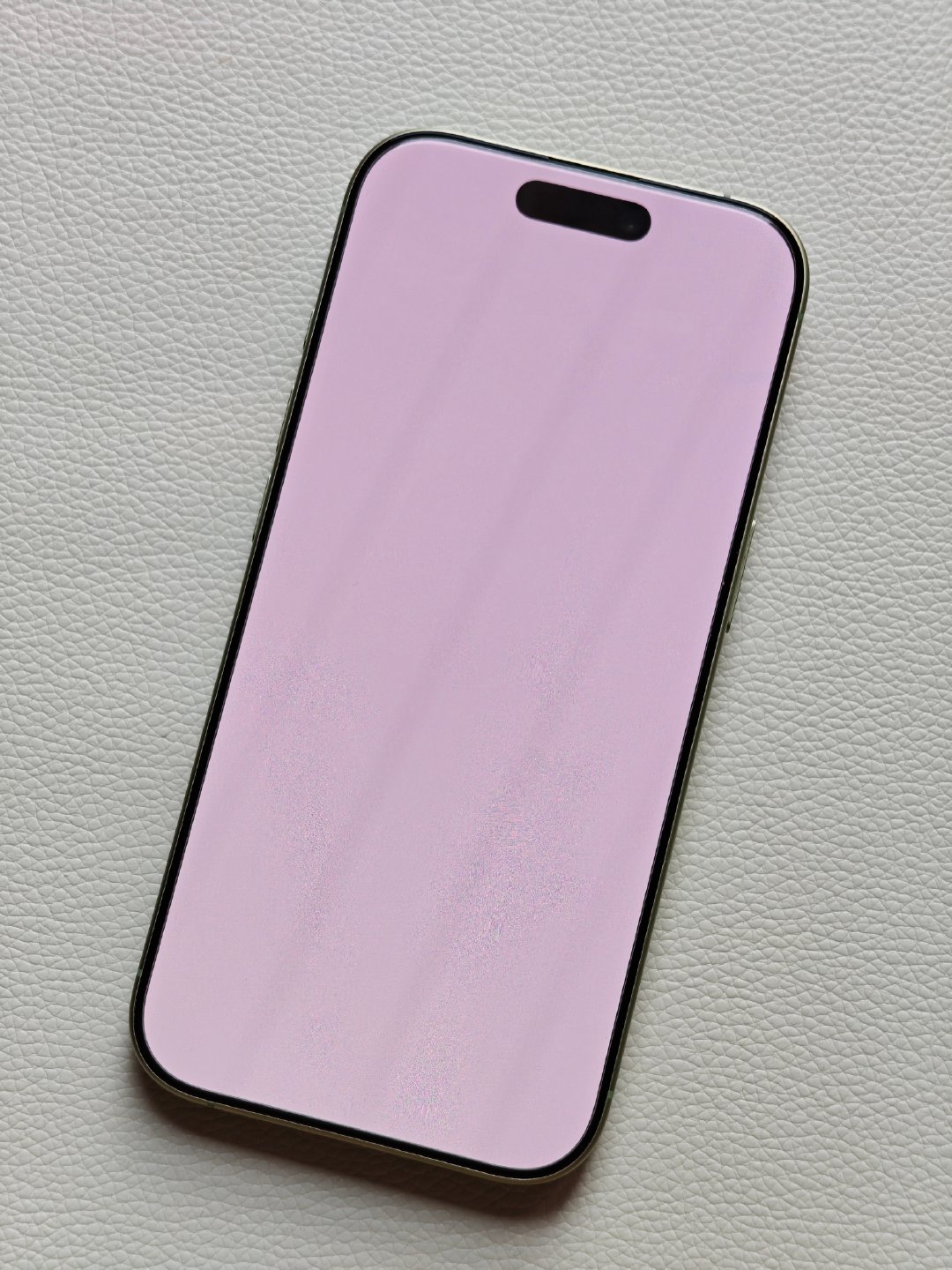 虽然现在 iPhone 的全屏白底激发亮度也就 1000 多，比不上大多安卓旗舰，但是在日常使用中很重要一点是它的自动亮度很灵敏自然，不用我自己去手动调屏幕亮度。
换到别的手机用时，自动亮度总感觉差那么一点，最后用上手动亮度[捂脸]大家平时是手动还是自动亮度调节呢 ​