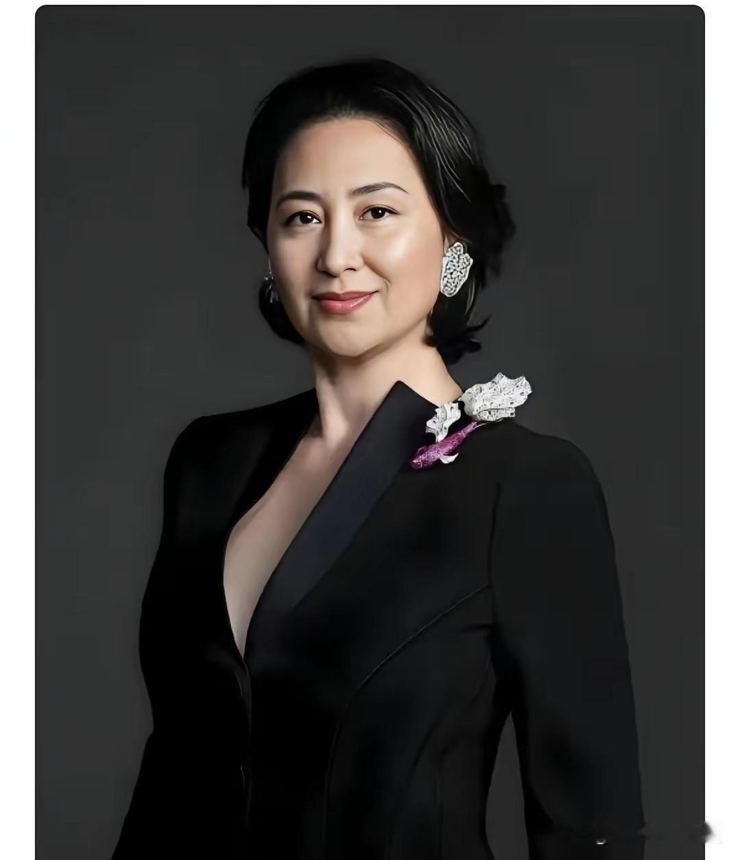 何超琼清仓9.5亿，转身在深圳开了一家没有赌场的美高梅。2026年6月，何超琼趁着美股高位，卖出全部美高梅国际股票，套现约9.5亿元人民币。仅仅三个月后，深圳太子湾美高梅酒店正式开业，整座酒店298间全海景客房，一张赌桌都没有。

这笔套现不是临时起意，是一场整整七年的撤退。从2019年起，何超琼分