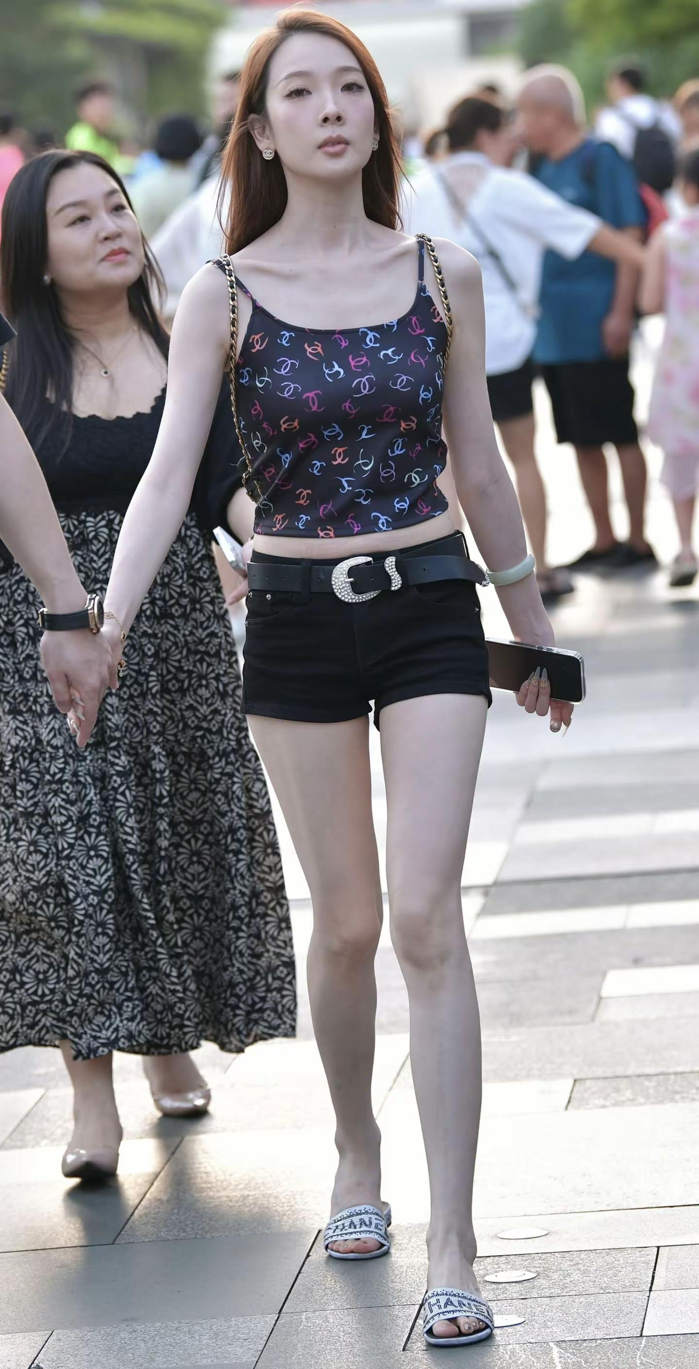 赏心悦目计划。街拍时尚小姐姐，穿搭喜欢么？