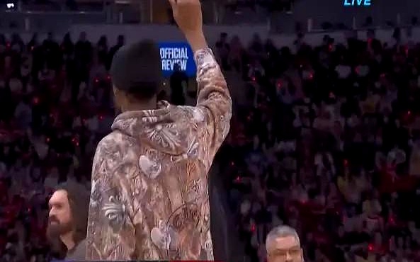 杜兰特在替补席上向被驱逐的艾顿挥了挥手，那一幕比比分更会说话。 第三节...