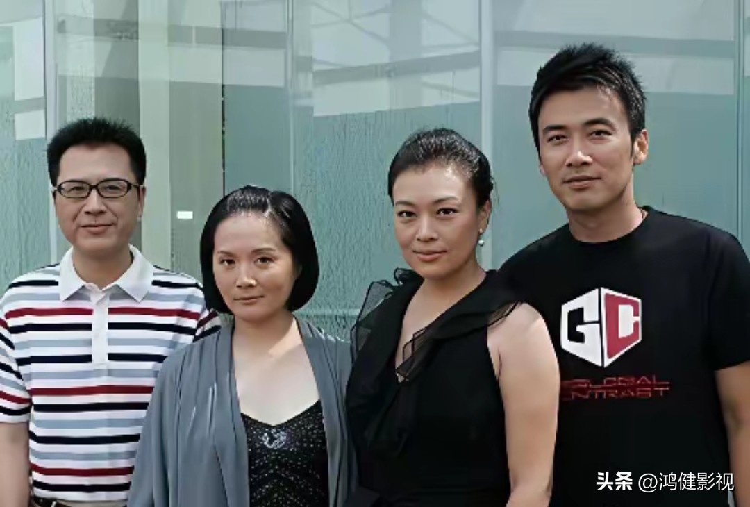 仔细看，左一是老戏骨王华英，左二是吴冕，最右边的是大帅哥柳云龙，三位都...