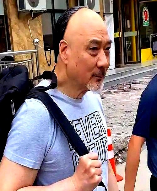 1992年片场，周星驰死死顶住投资方拍桌子骂娘的压力，硬把大反派塞给一个被雪藏两年的过气演员。

这个演员叫徐少强。为了接住这天上掉下来的馅饼，他连替身都不用，生生往炸点里扑，任由弹片往肉里扎。

周星驰疯了吗，非要用一个票房毒药？时间倒推12年，跑龙套的周星驰在饭馆吃完饭，翻遍口袋掏不出钱，脸憋得